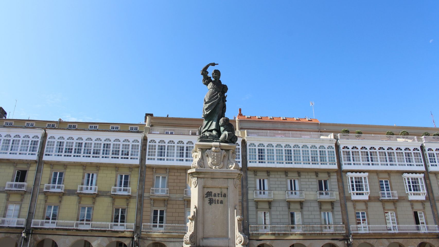 Estatua de María Pita situada en la Plaza de María Pita, en frente al Ayuntamiento de la ciudad.