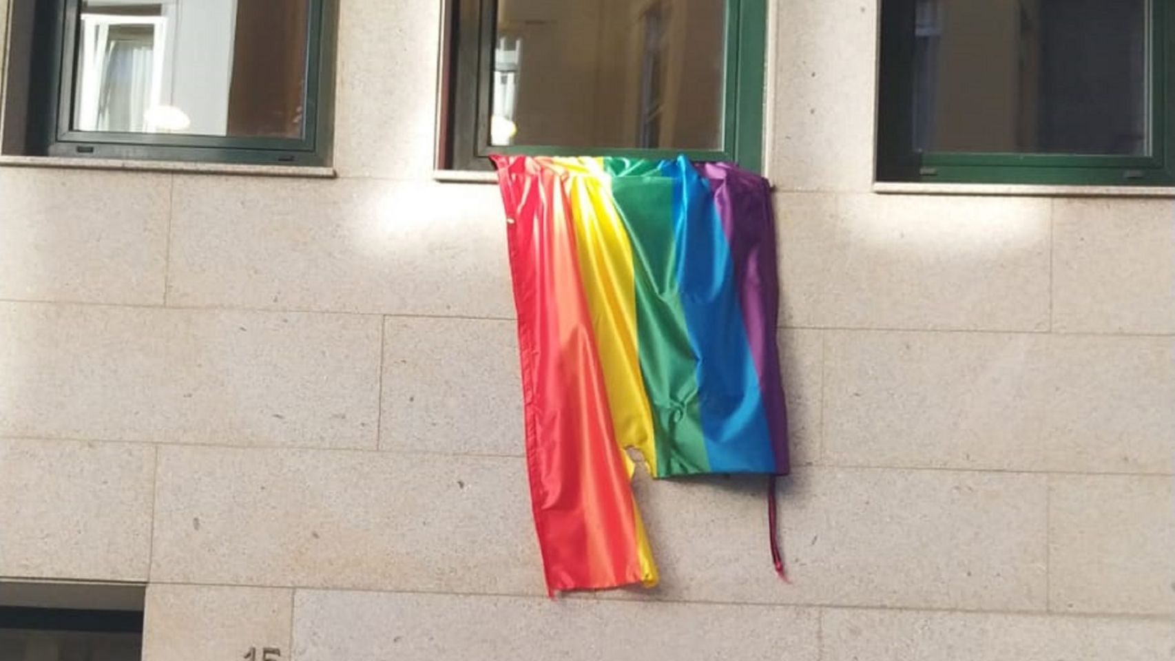 Desperfectos causados a la bandera LGTBI situada en el Sex Point de Casco.
