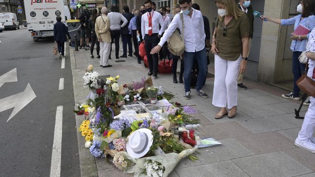 Varias personas observado el altar colocado en la acera donde fue golpeado Samuel.