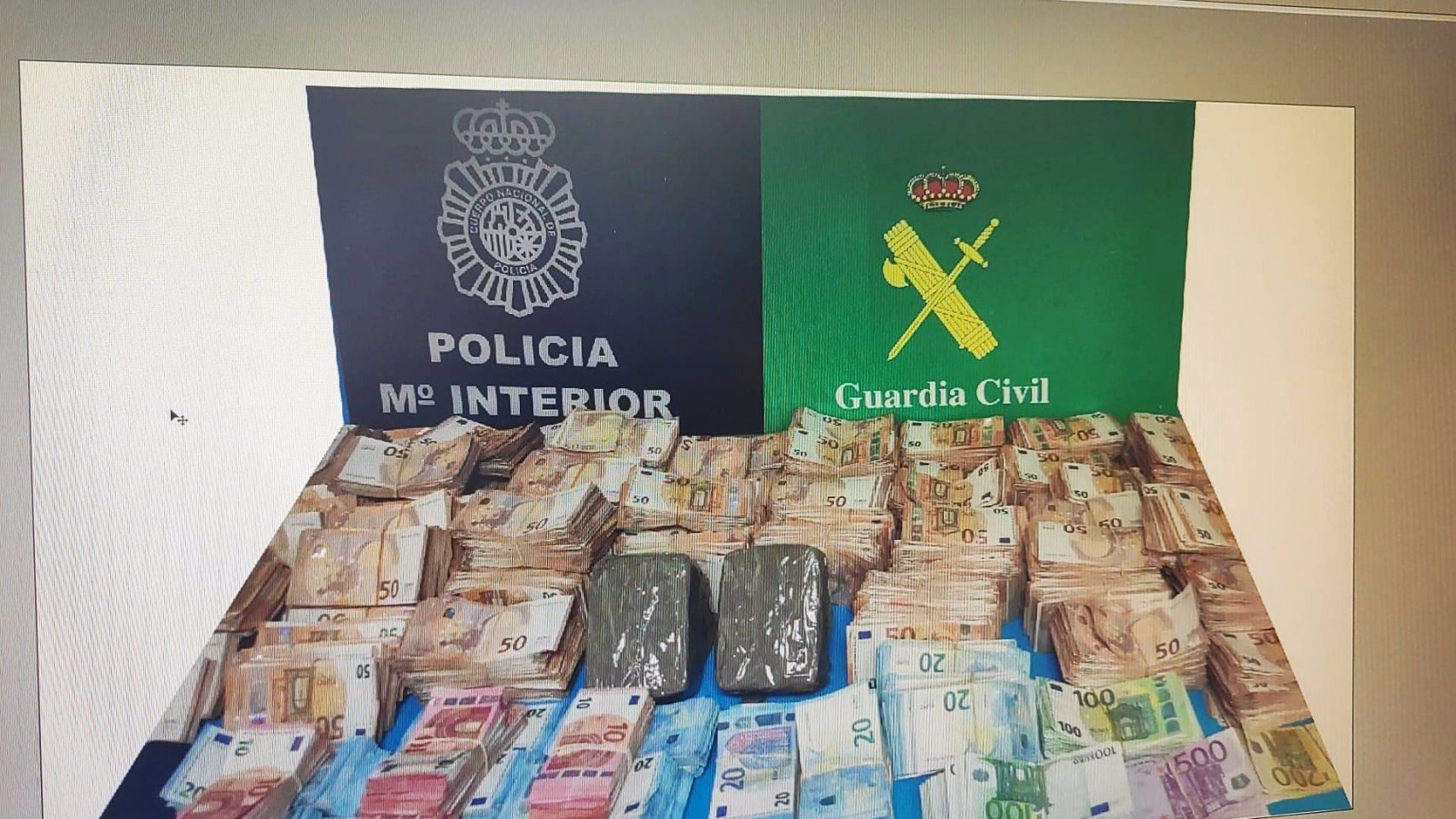 Dinero y alijos de cocaína incautados en la operación 'Arena Negra - Vieira' de la Policía Nacional y la Guardia Civil.