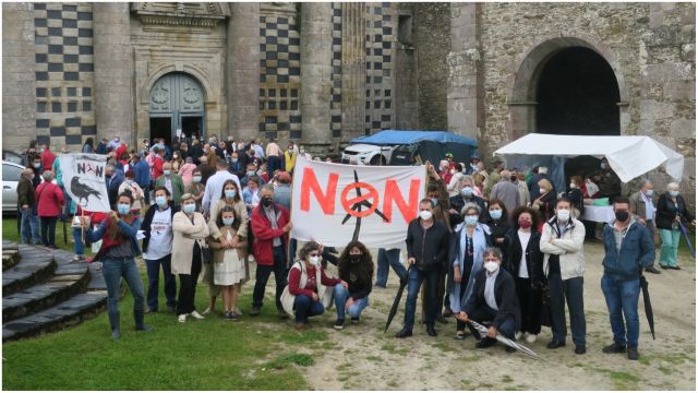 Movilización de 'Monfero Dí Non'.