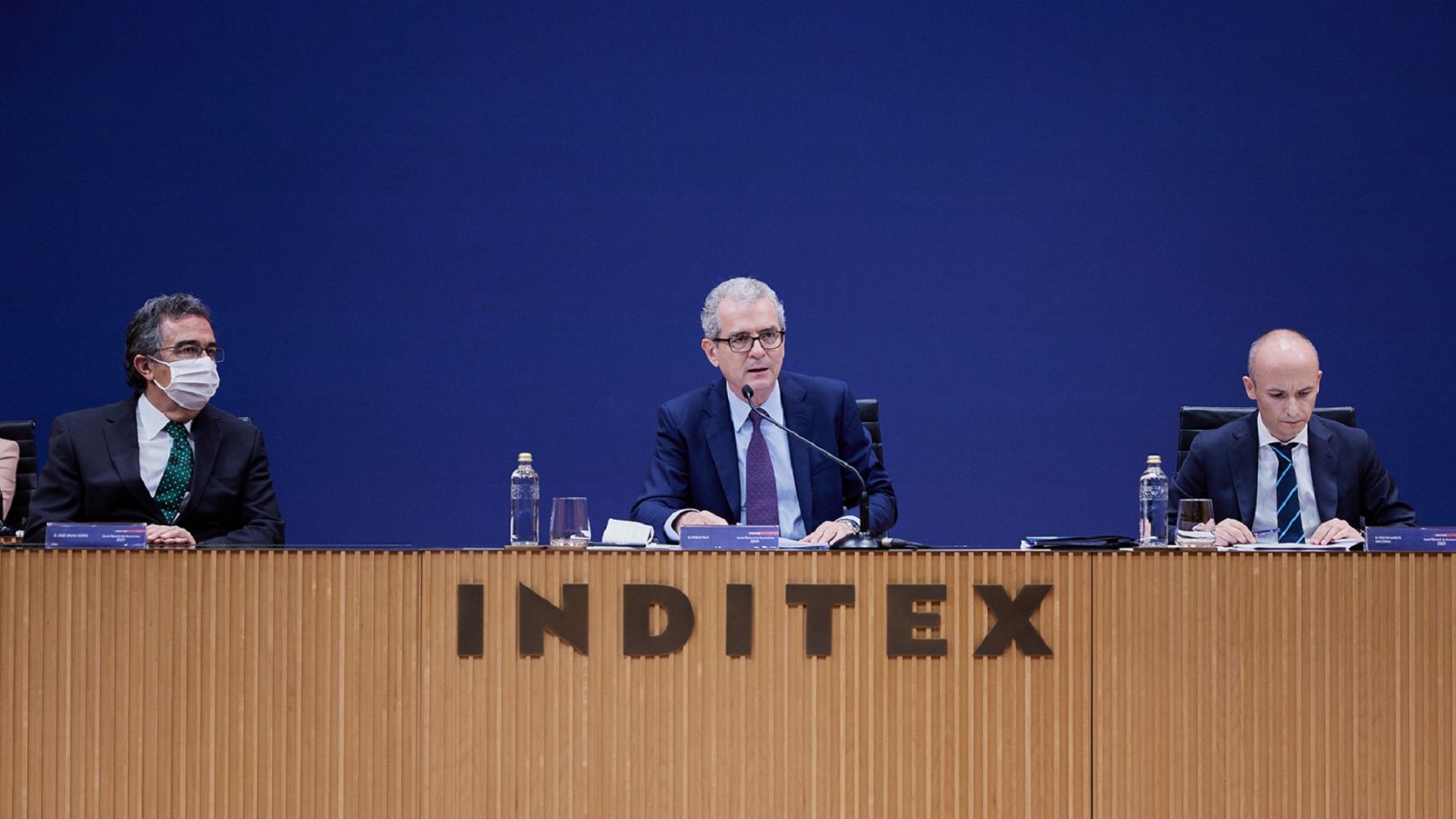 El presidente de Inditex, Pablo Isla, en el centro de la imagen.