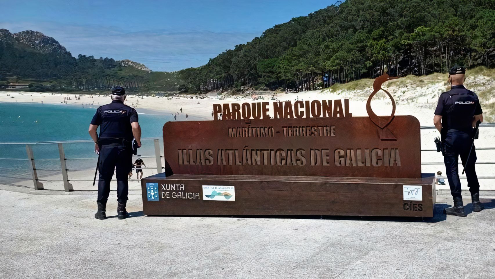 Una patrulla de la Policía Nacional en las islas Cíes.
