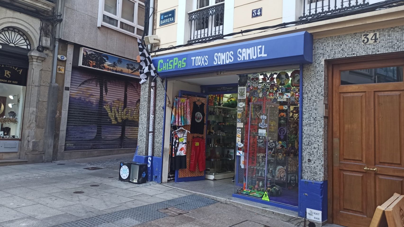 El local Chispas colocó sobre la entrada de su local la frase "Todxs somos Samuel" tras el crimen que sacudió A Coruña.