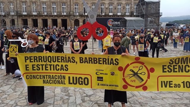 Protesta del sector de la peluquería en la Praza do Obradoiro de Santiago de Compostela.