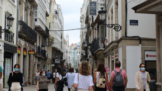 Imagen de archivo de gente por la calle Real de A Coruña.