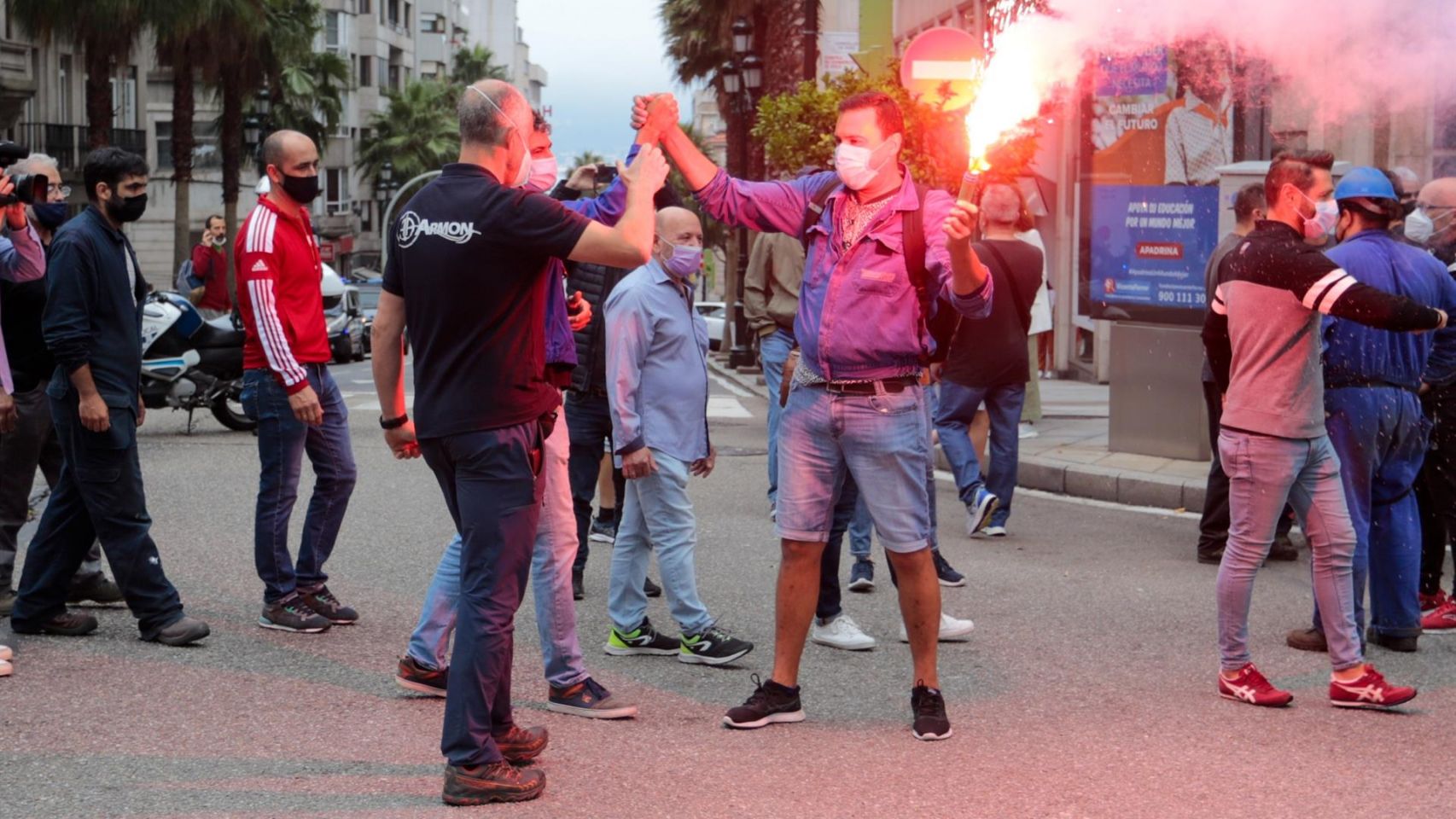 Trabajadores de astilleros y auxiliares confluyen en la calle Colón de Vigo tras partir en dos manifestaciones desde Bouzas y Teis.