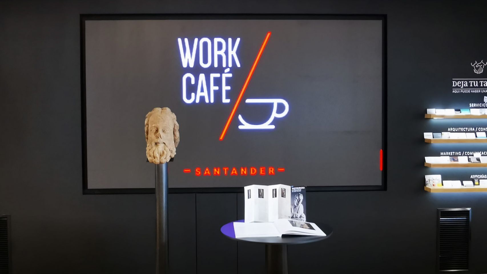 Escultura que permanecerá en exposición en el Work Café de Vigo.