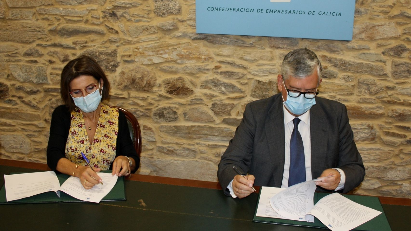 Carla Reyes y Juan M. Vieites durante la firma del convenio de colaboración.