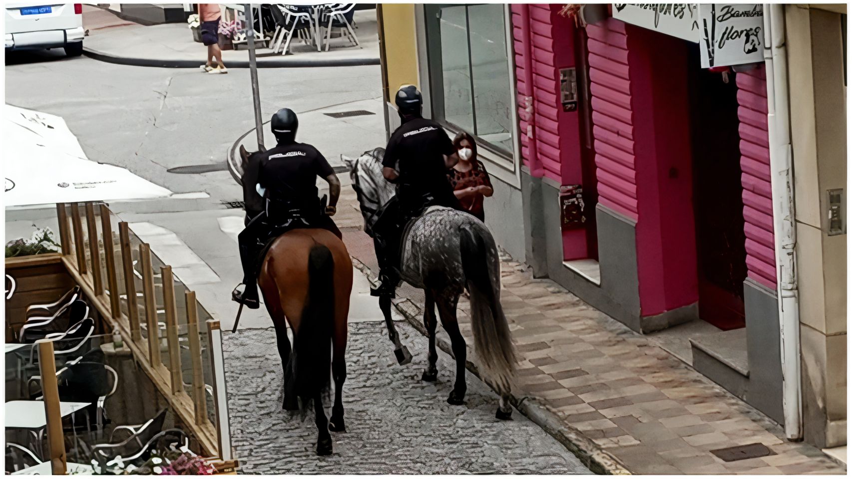 Policía a caballo por Ferrol.