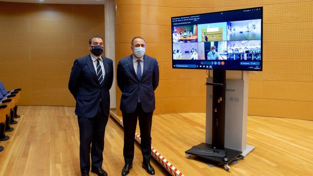 El conselleiro de Sanidade, Julio García Comesaña, junto al director xeral de Asistencia Sanitaria, Jorge Aboal.