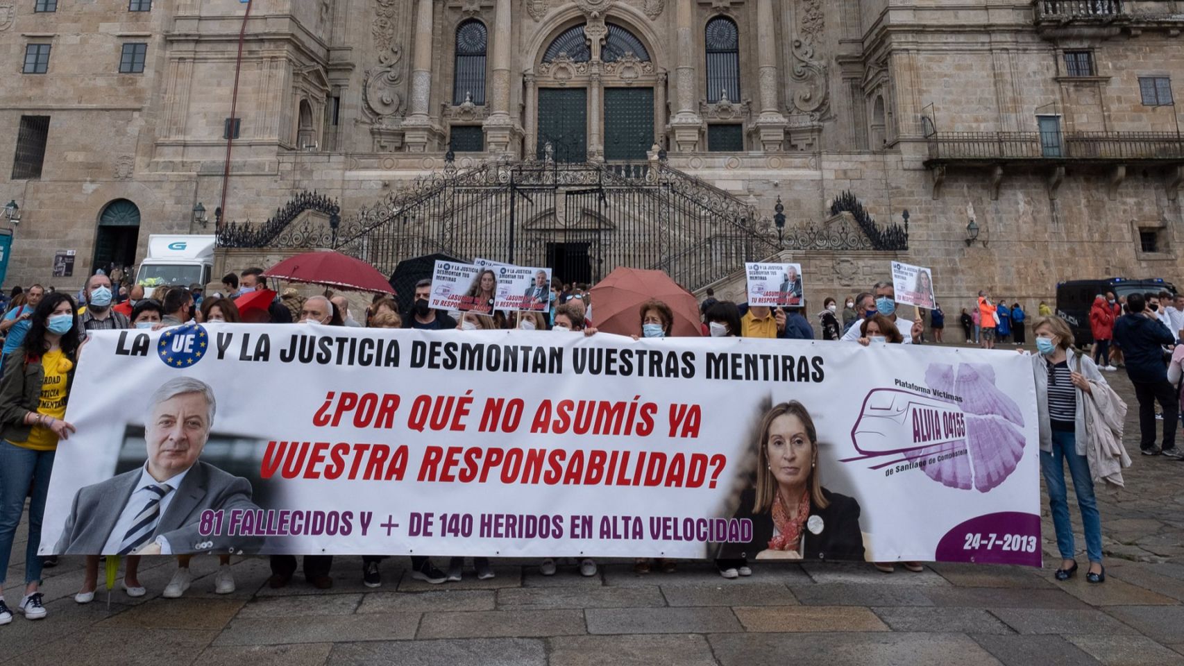 Víctimas y familiares del accidente ferroviario de Angrois (Santiago), se manifiestan para reclamar una investigación.