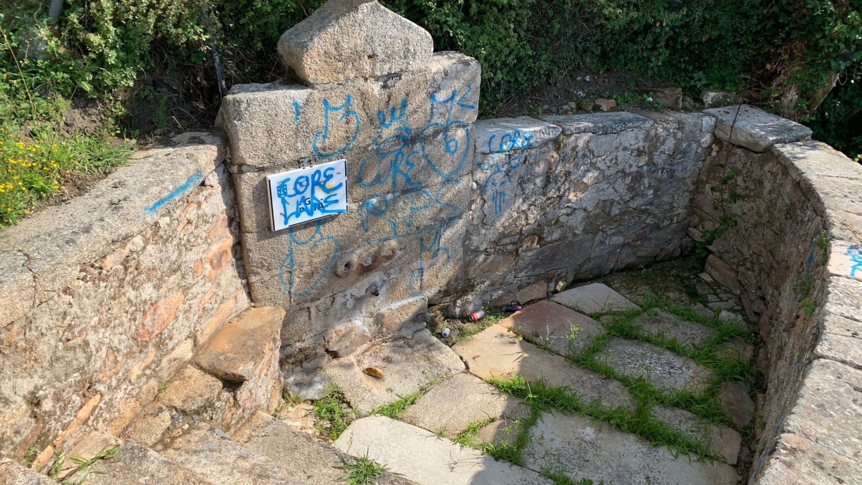 La fuente de Os Caños vandalizada.