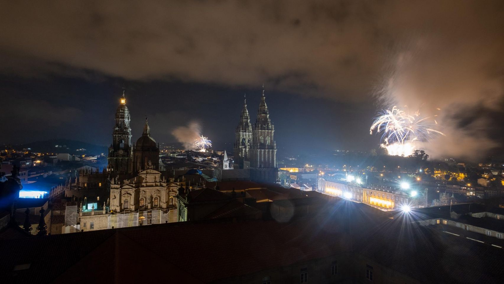 Fuegos del Apóstol lanzados por la celebración del Día de Galicia en Santiago.