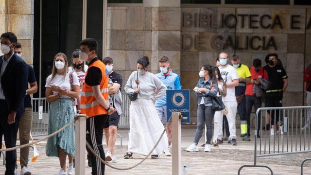 Vacunación de menores de 30 años en la Cidade da Cultura.