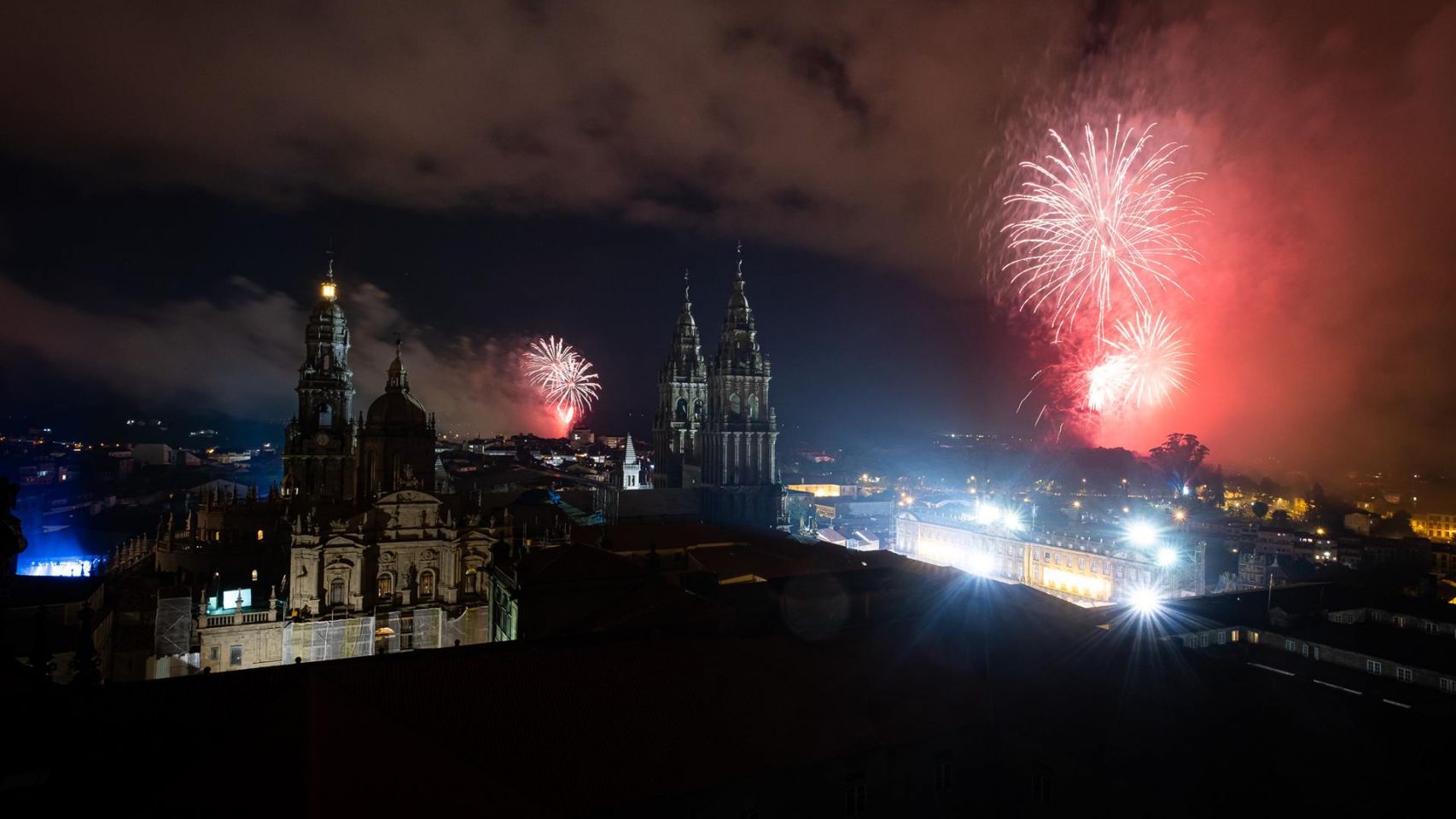 Fuegos del Apóstol lanzados por la celebración del Día de Galicia a 24 de julio de 2021 en Santiago de Compostela.