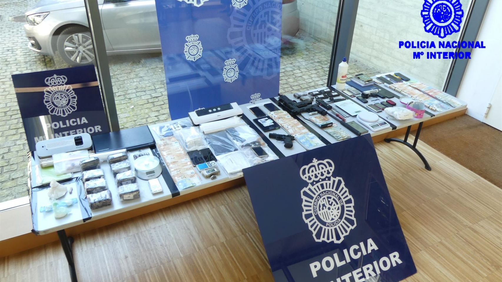 Efectos intervenidos en una operación contra el menudeo de drogas en Vigo.