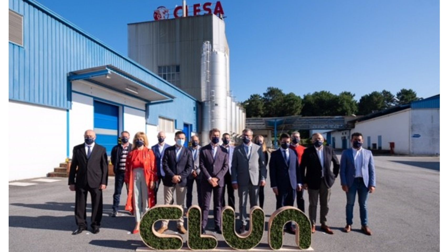 Foto de grupo frente a la factoría de Clesa en Caldas de Reis. Integran el grupo autoridades de la Xunta y miembros del Consejo Rector y del Comité Ejecutivo de Clun
