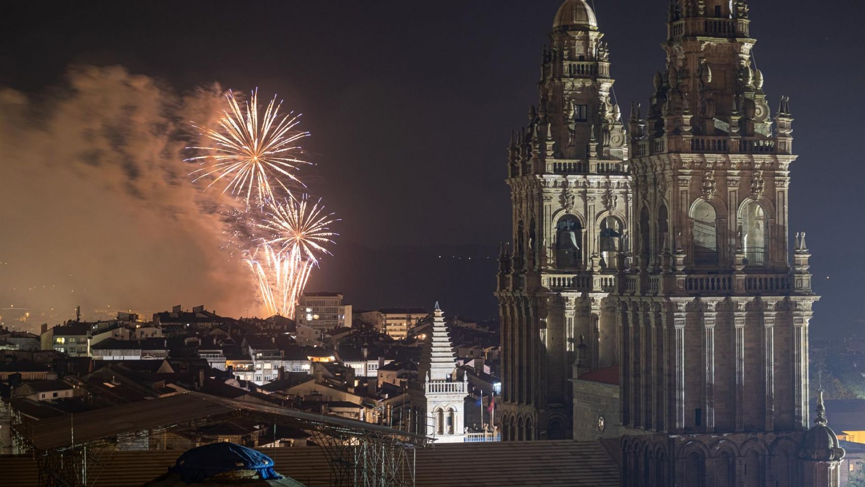 Fuegos del Apóstol lanzados por la celebración del Día de Galicia a 24 de julio de 2021, en Santiago de Compostela.