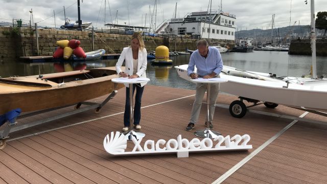 Marta Fernández-Tapias y José Antonio Portela, presidente del Ral Club Náutico de Vigo, firmando el convenio de colaboración
