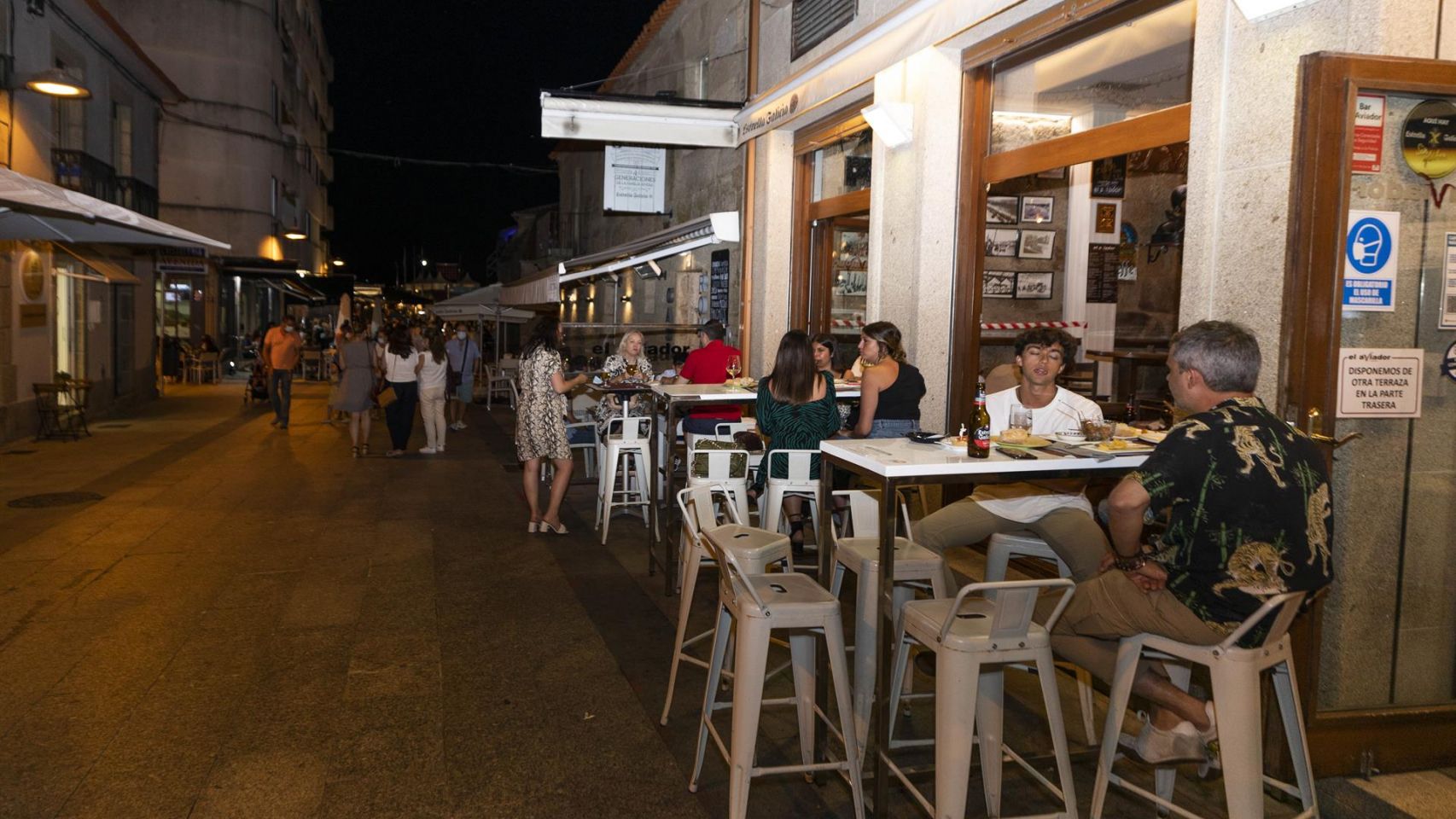Personas consumen en las terrazas de establecimientos de Sanxenxo.