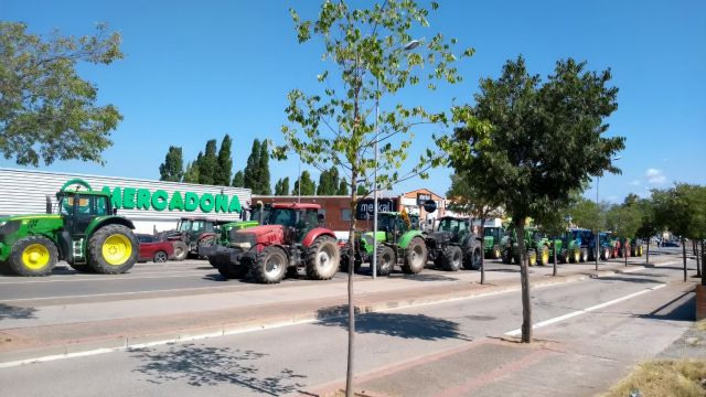 Protesta de ganaderos con tractores en Lugo