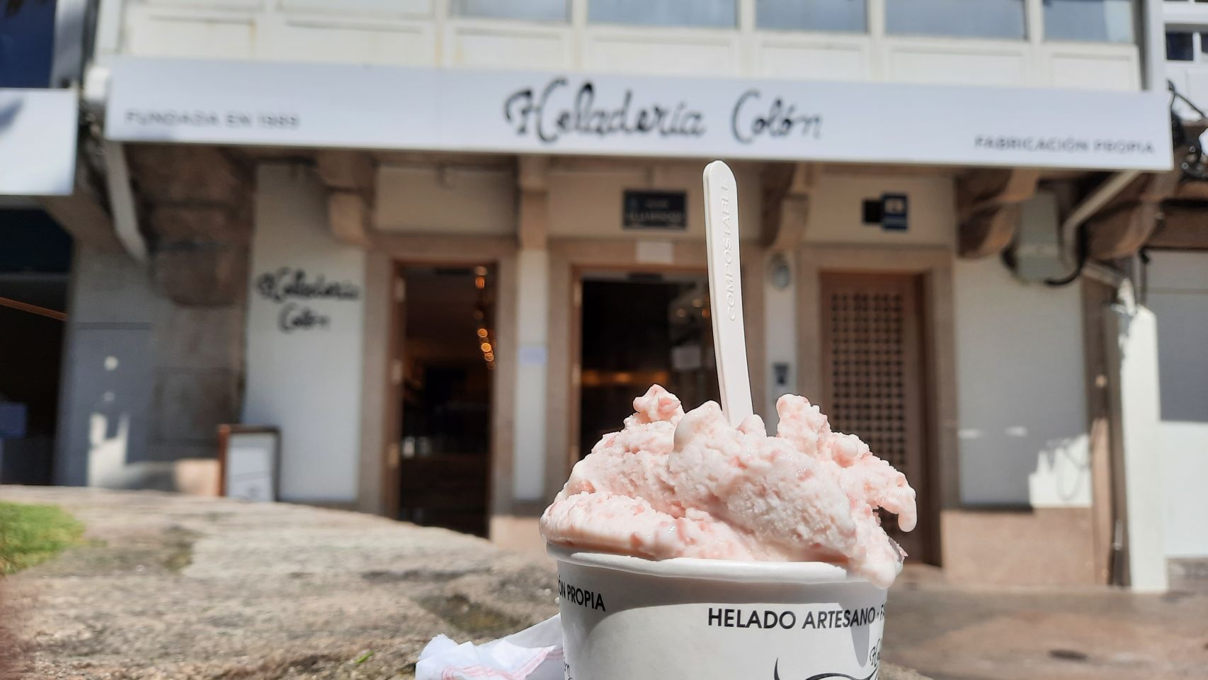 Helado de stracciatella rosa, de la heladería Colón.