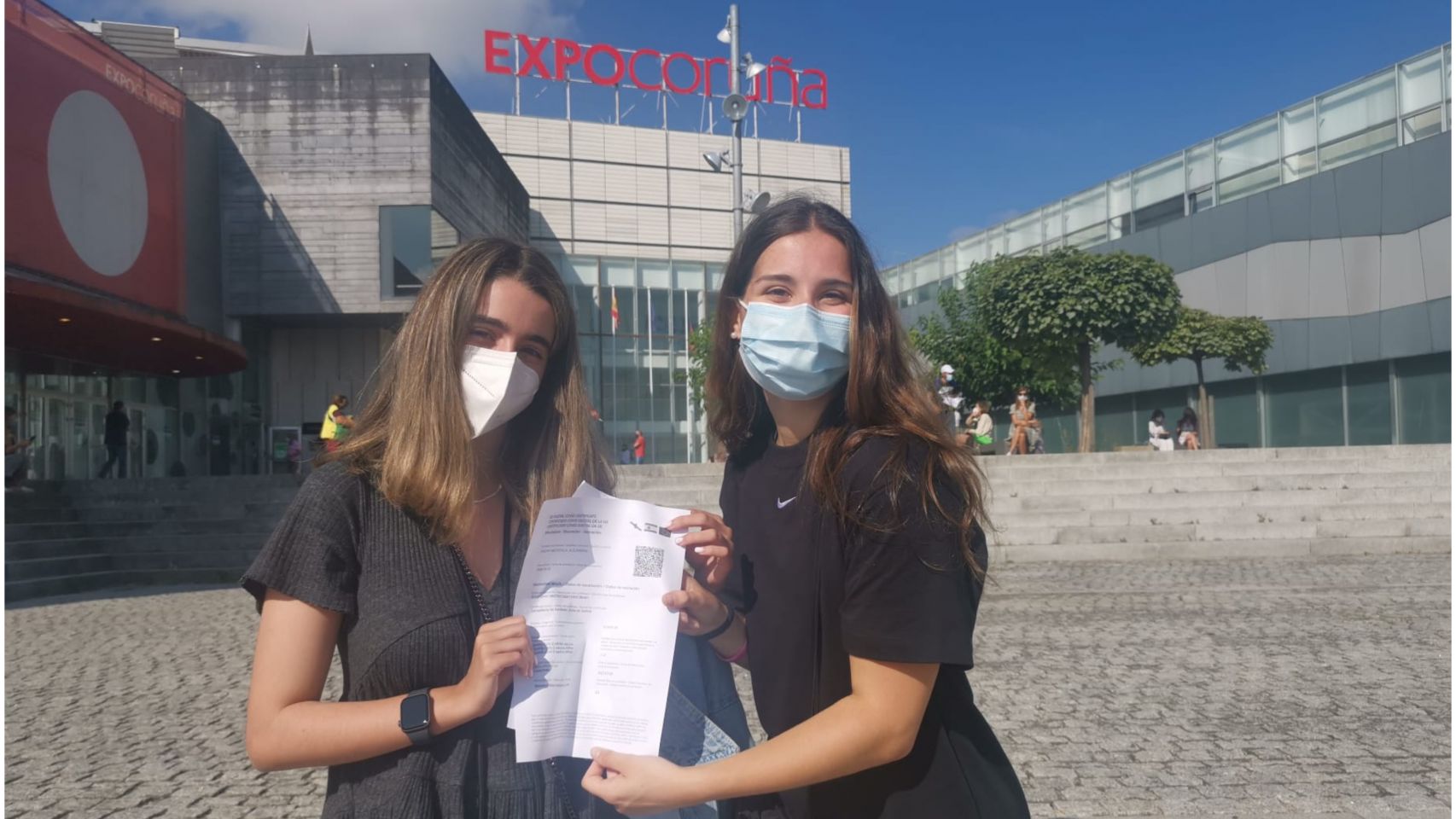 Sabela y Alejandra muestran el certificado de vacunación en Expocoruña.