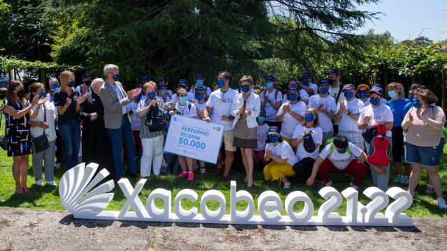 María Pilar Acuña recoge su certificación como peregrina 50.000