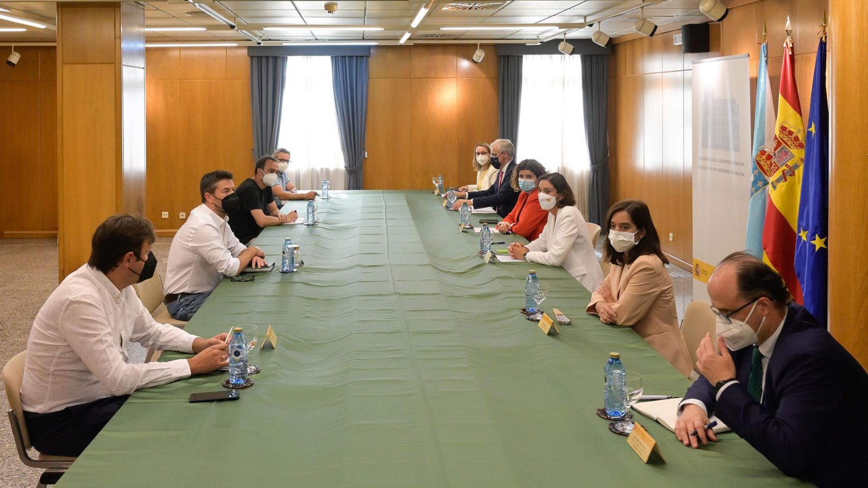 Reunión con el comité de empresa de Alu Iberica, en la Delegación del Gobierno.