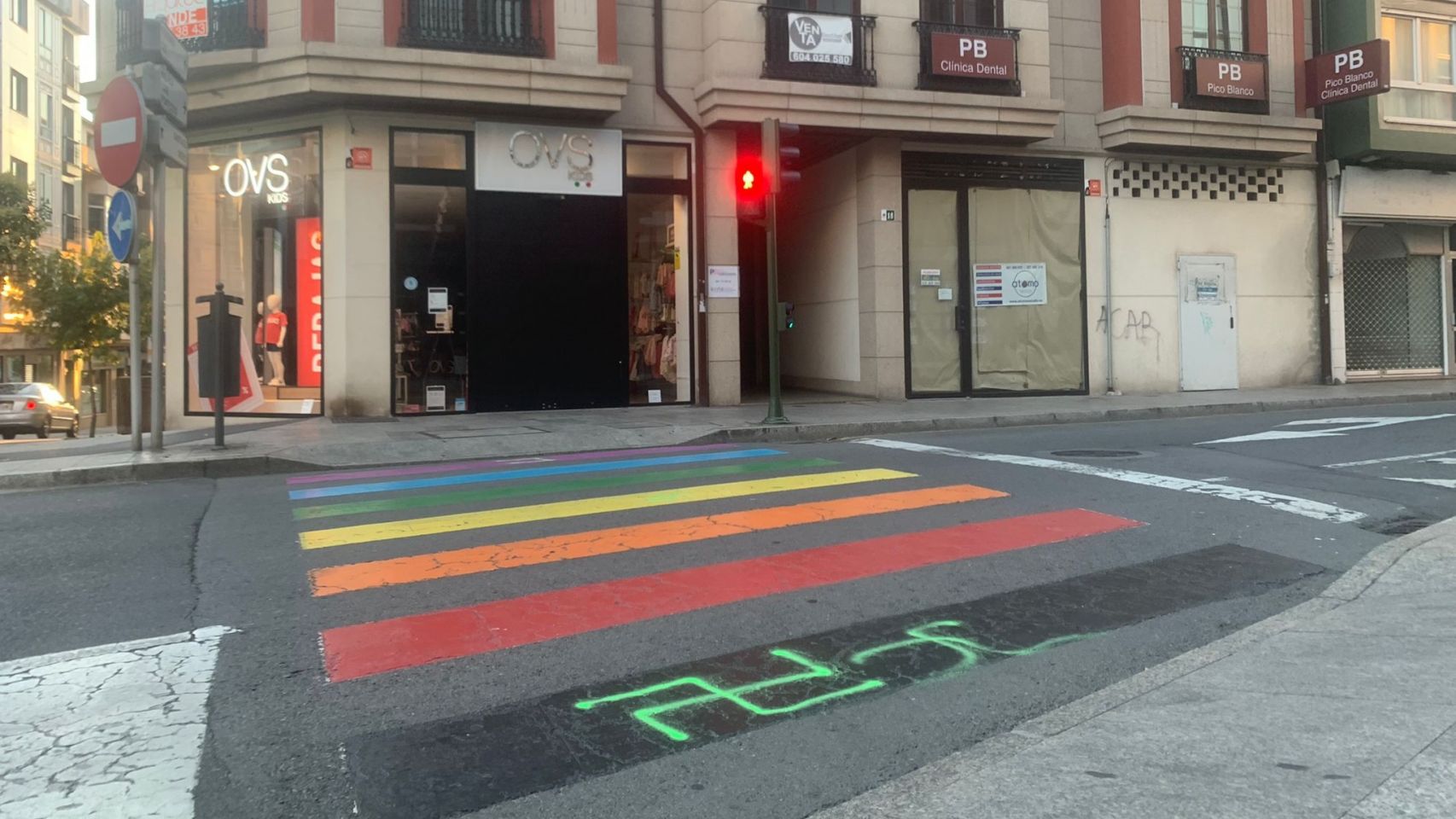 Esvástica pintada en un paso de peatones con los colores LGTBI en Carballo.