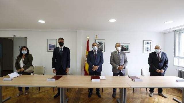 El Conselleiro de Sanidade y demás autoridades durante la firma del convenio
