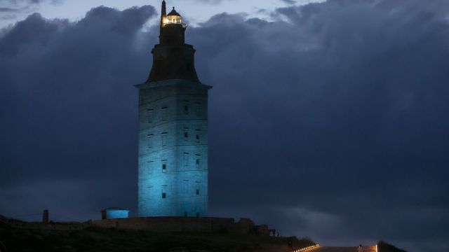 La Torre de Hércules se iluminará de azul por el Xacobeo