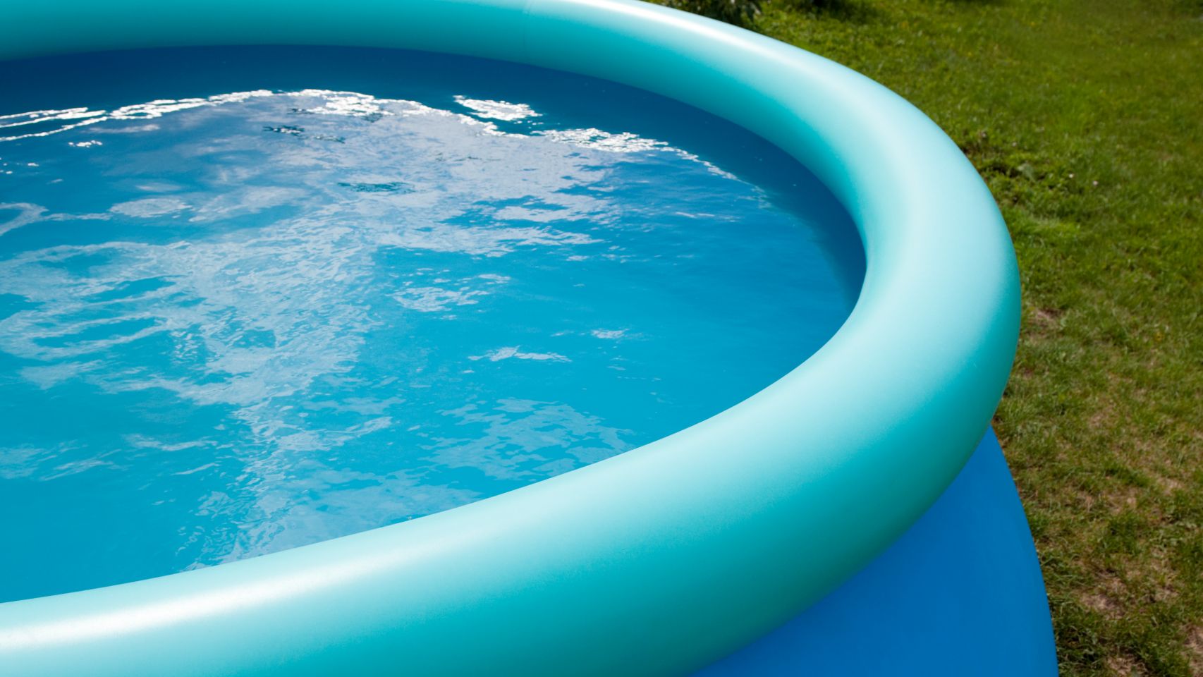 Imagen de archivo de una piscina de plástico 