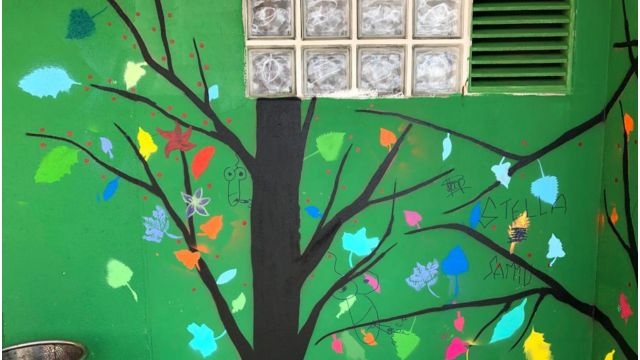 El mural vandalizado en Cambre.