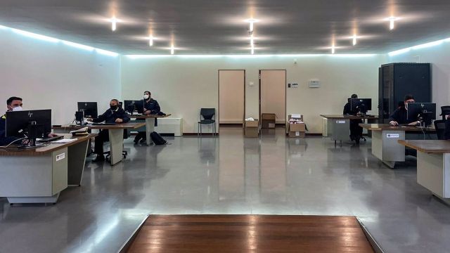 Rastreadores militares en sus puestos de trabajo.