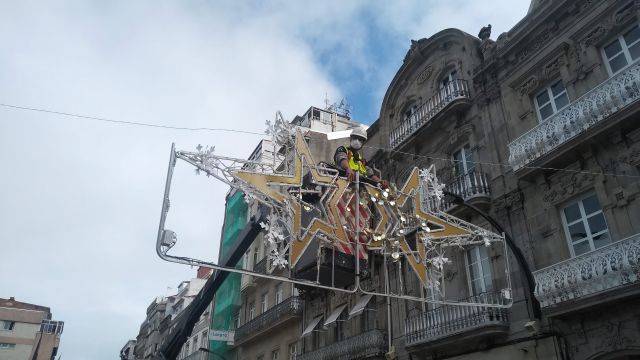 Comienza el montaje de las luces de Navidad