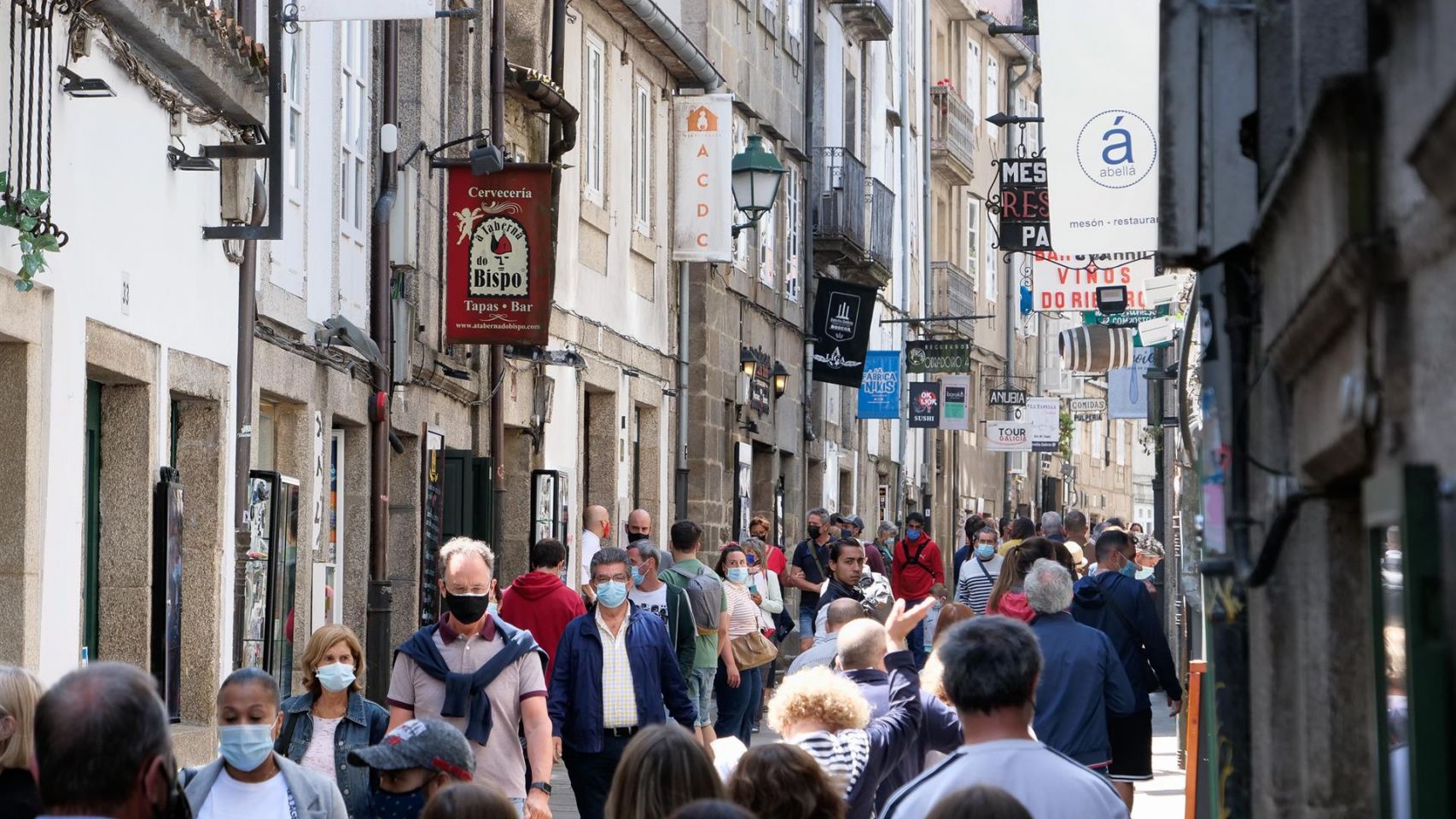 Varias personas en una calle del centro de Santiago de Compostela