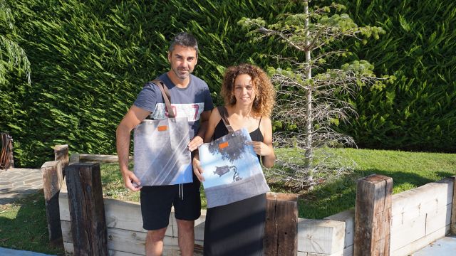 Juan Carlos Navarro y su mujer Vanesa con los bolsos DLonas.