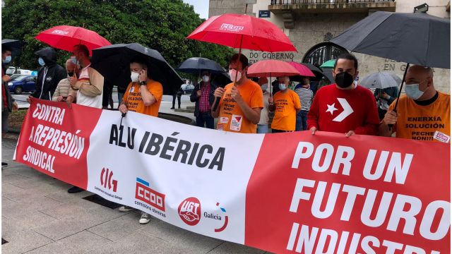 Protesta en A Coruña de trabajadores de Alu Ibérica ante la Delegación del Gobierno.