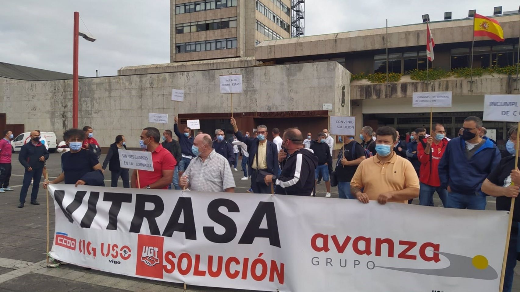 Personal de Vitrasa, concesionaria del bus urbano de Vigo, concentrados ante el Ayuntamiento olívico, con motivo de la huelga de agosto de 2021.
