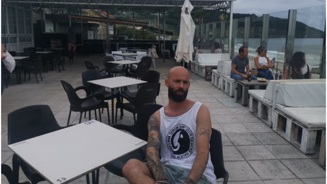 Iván Guntín, gerente del Artbar de Razo (A Coruña).