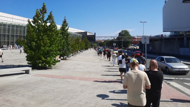 Cola para acceder a Expocoruña en una jornada de vacunación.