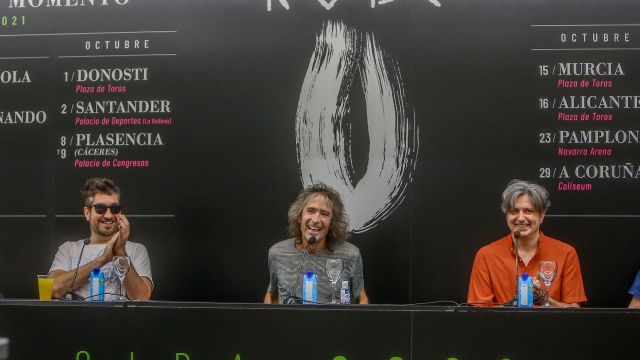 El cantante de Extremoduro, Robe Iniesta (en el centro), junto a dos miembros de su banda.