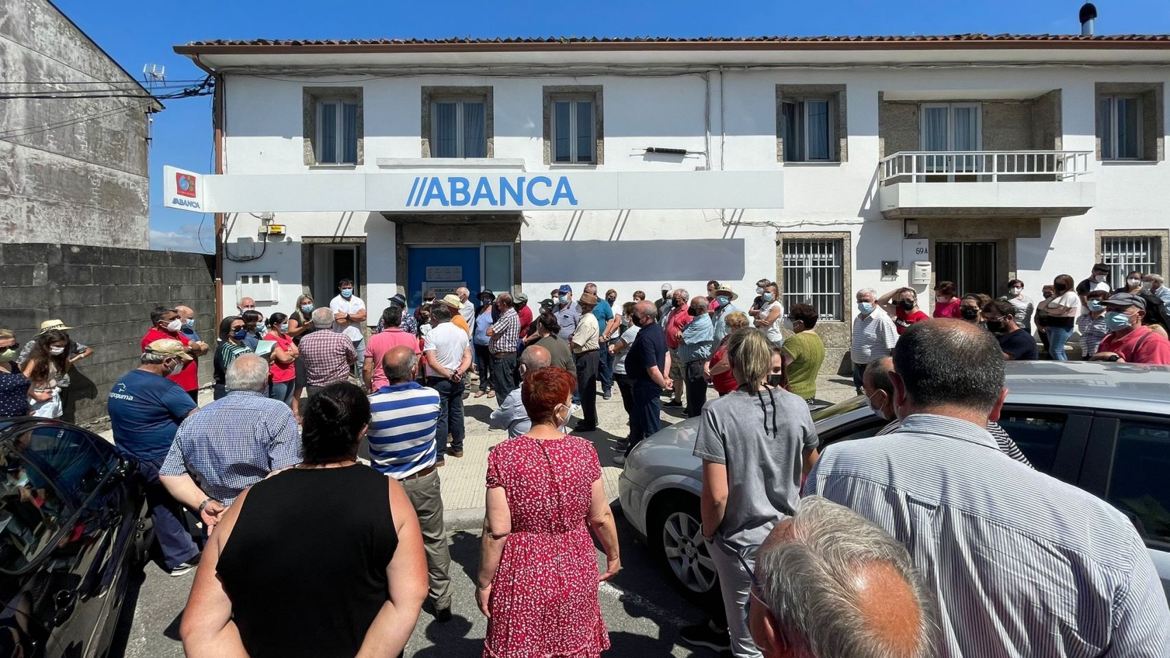 Concentración frente a la sucursal de Abanca en Baíñas para protestar por su cierre.