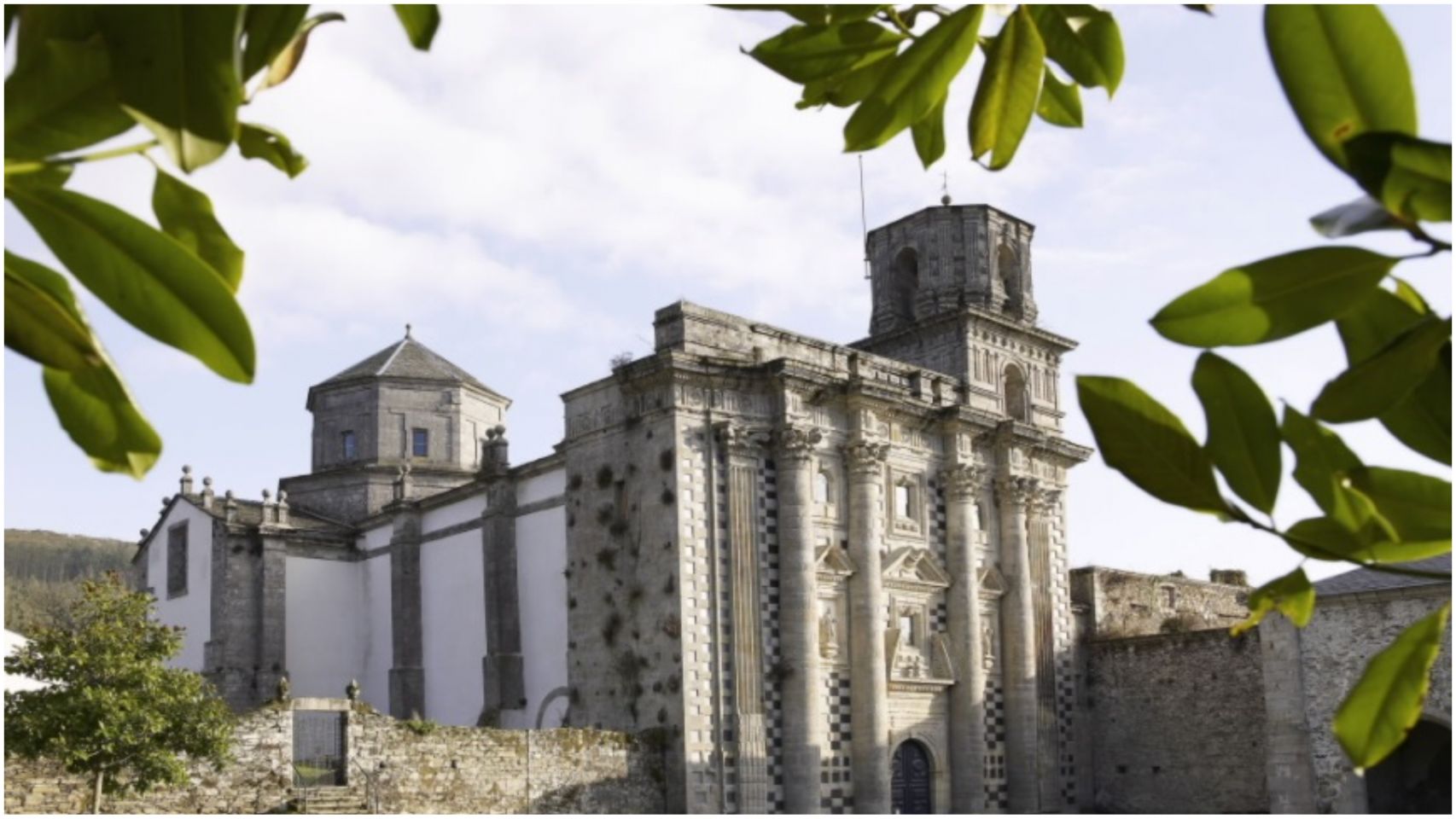 El monasterio de Monfero, uno de los más especiales de Galicia.