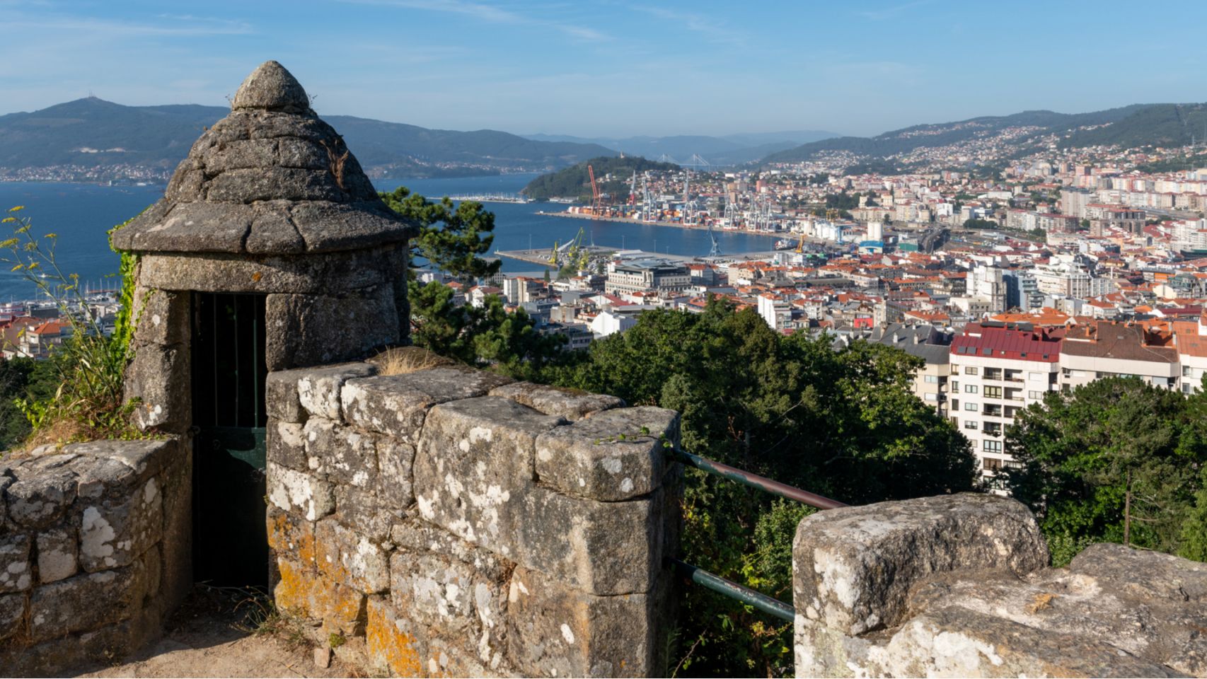 Vista de Vigo desde la fortaleza de O Castro.