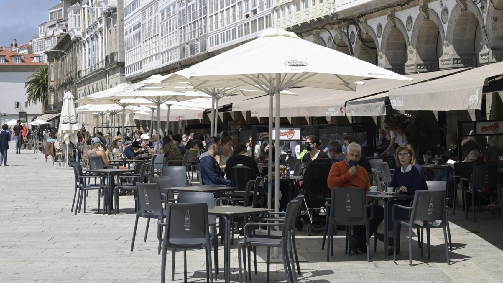 Varias personas en la terraza de un bar en A Coruña.