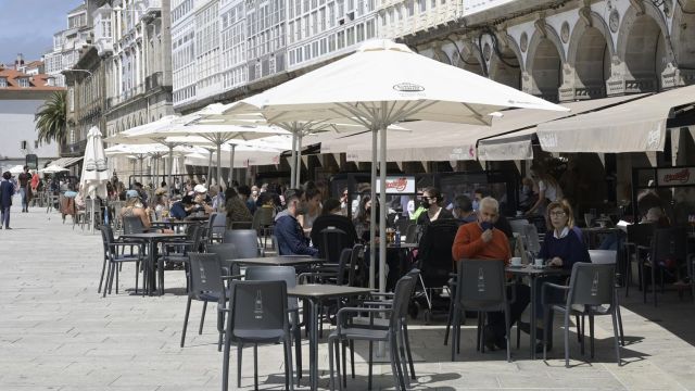 Varias personas en la terraza de un bar en A Coruña.