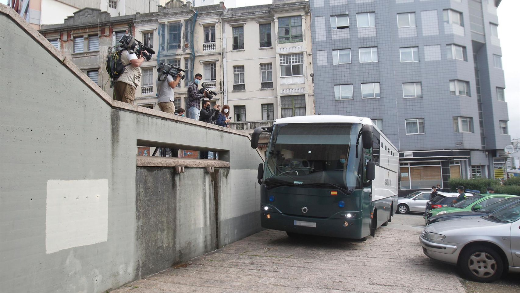 Autobús de la Guardia Civil con los detenidos en prisión por el crimen de Samuel Luiz.